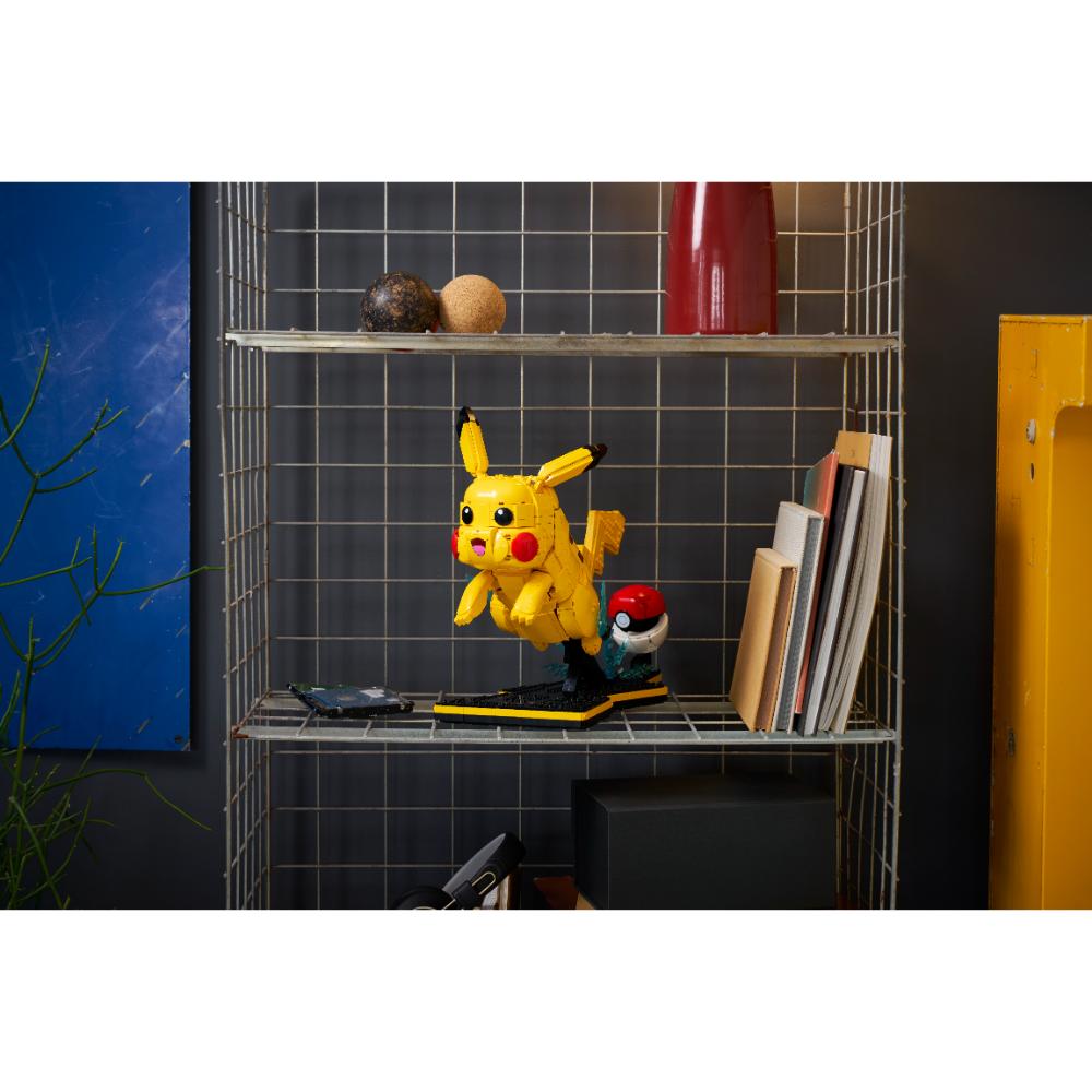 PIKACHU Y POKÉ BALL