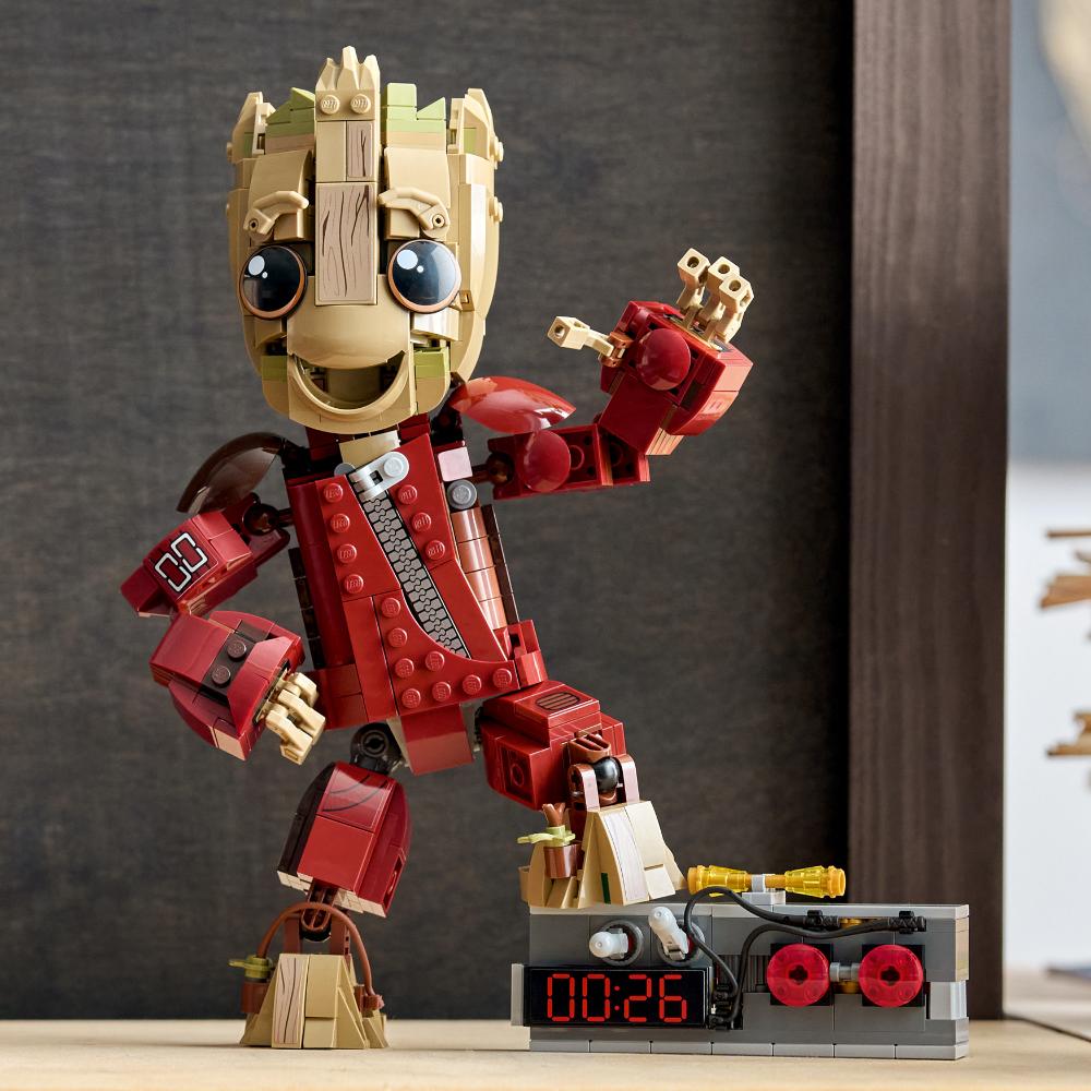 GROOT CON TRAJE DE SAQUEADOR
