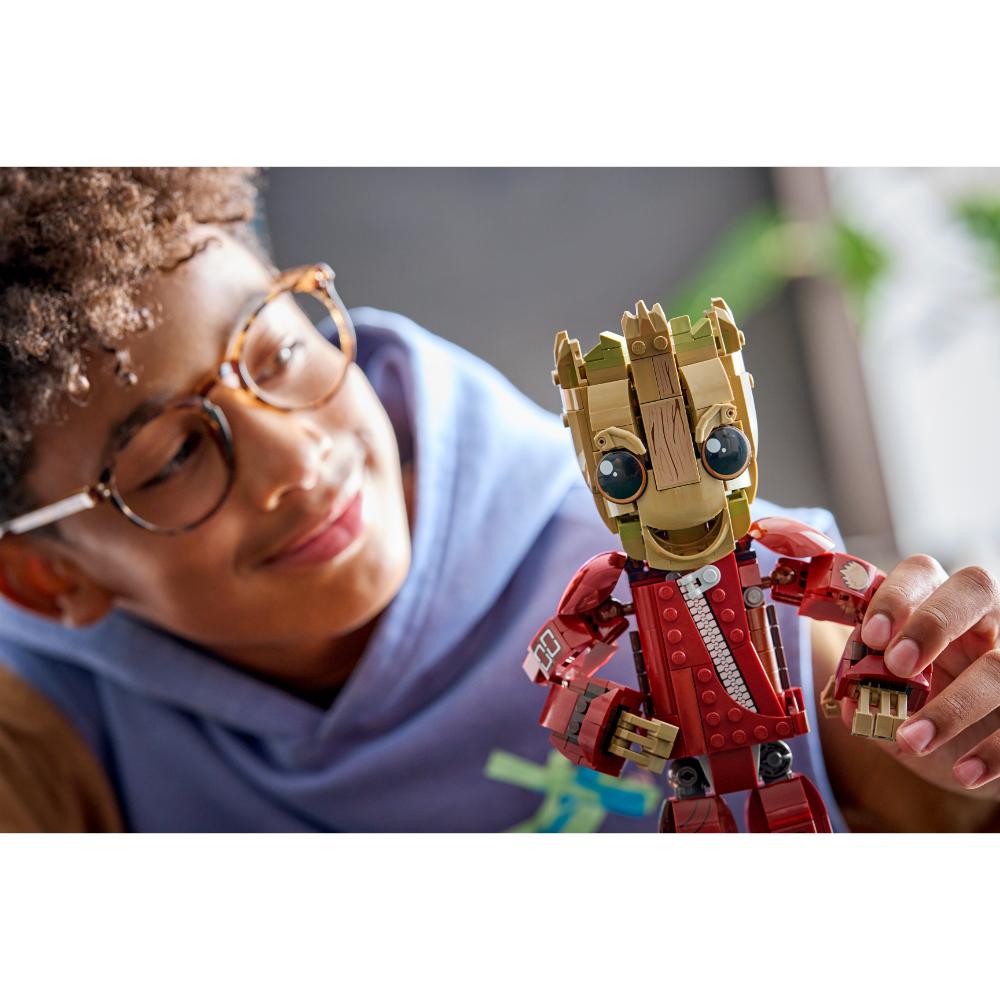 GROOT CON TRAJE DE SAQUEADOR