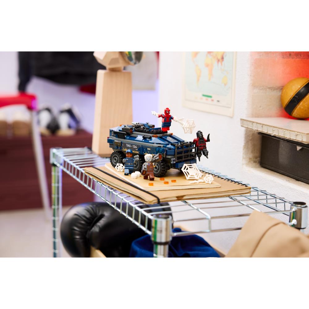 LEGO®Super Heroes: Spider-Man: Persecución Del Furgón Penitenciario (76349)_011