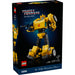 Set LEGO® Icons Transformers Bumblebee 10338 con figura articulada que se transforma de Autobot a vehículo, incluye lanzador de iones, mochila propulsora y placa de exhibición.