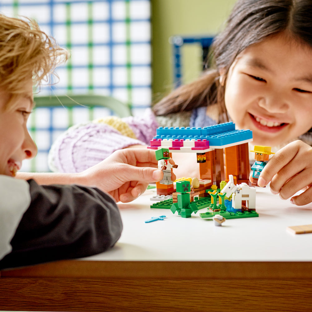 LEGO® Minecraft® La Pastelería (21184)