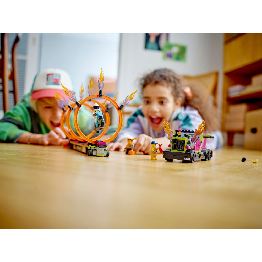 DESAFÍO ACROBÁTICO: CAMIÓN Y ANILLOS DE FUEGO