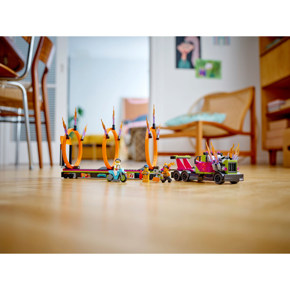 DESAFÍO ACROBÁTICO: CAMIÓN Y ANILLOS DE FUEGO