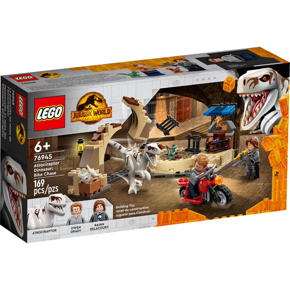 Revive la acción de Jurassic World Dominion con el set LEGO® Atrociraptor Dinosaur: Bike Chase (76945). Construye un mercado, una motocicleta y un Atrociraptor posable, e incluye minifiguras de Owen Grady y Rainn Delacourt con pistola tranquilizante. Disfruta de emocionantes juegos de rol y combínalo con otros sets de la serie para aventuras dinosauriales aún más épicas. Ideal para niños a partir de 6 años.